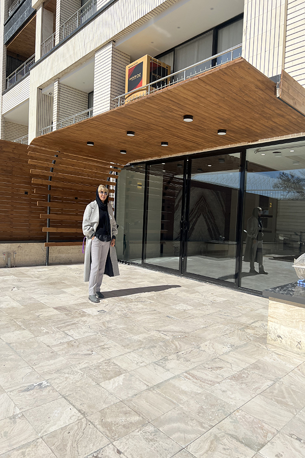 طراحی و اجرای پروژه طراحی داخلی مدرن مشکی و سفید سنگ اسلب اصفهان مهراز میرزاطاهر خادمالقرانی